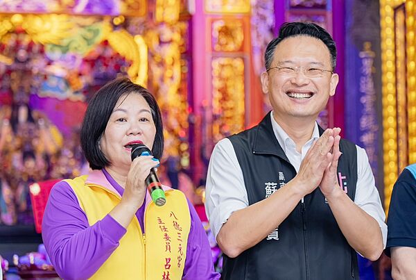 ▲桃園市八德三元宮今天上午舉辦端午愛心贈粽公益活動，主委呂林小鳳致詞。（圖／市府新聞處提供）
