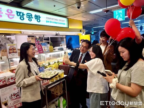 ▲台南市長黃偉哲今年4月及6月再度率團訪韓，積極為台南芒果拓展韓國市場。（記者林東良翻攝，下同）