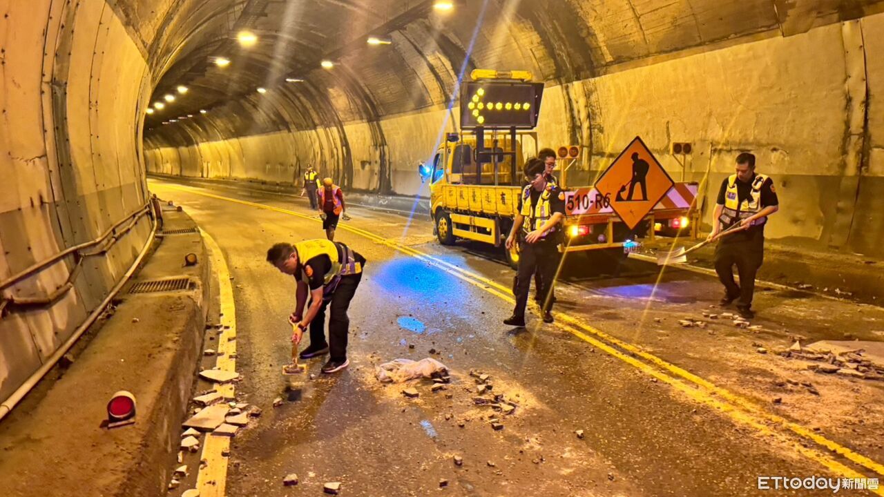 海濱隧道落石阻路!瑞芳警緊急徒手搬運 化解交通危機 | ETtoday社會新聞 | ETtoday新聞雲