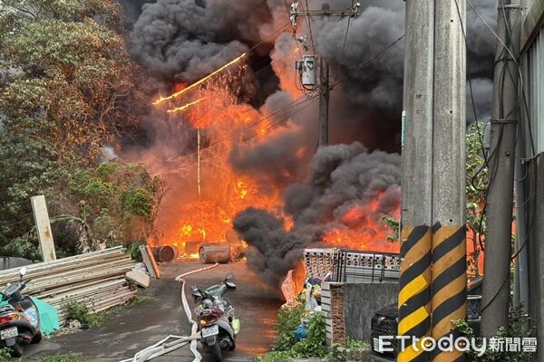 快訊/桃園工廠大火「全面燃燒」!上百消防員緊急灌救 | ETtoday社會新聞 | ETtoday新聞雲