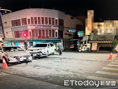 台南北門路自小客左轉撞直行車 雙方駕駛受傷送醫