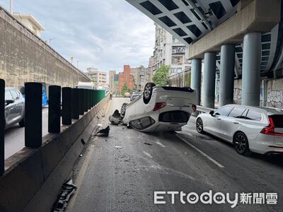 水源快速道路自撞！轎車「四輪朝天」保險桿脫落　47歲男命大輕傷