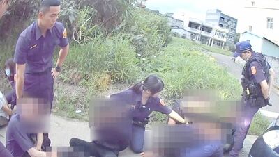 廂型車見警左閃右躲慘了！警攔查揪8失聯移工　全送收容待遣返