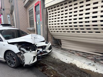吃感冒藥頭暈！22歲女撞民宅車頭全毀畫面曝　車上女童嚇壞亂走