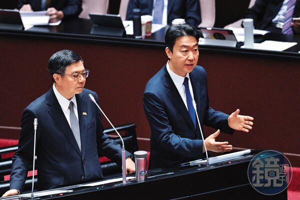 陳世凱（右）接掌交通部後，多次就交通建設、運輸政策及公共工程進度赴立法院備詢。左為行政院長卓榮泰。