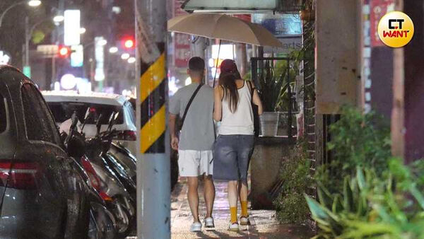 網住倪的心1／倪雅倫雨中勾住男伴手聚餐網球聚　八年來被拍到仍是同一個