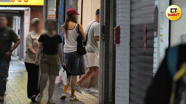 網住倪的心1／倪雅倫雨中勾住男伴手聚餐網球聚　八年來被拍到仍是同一個