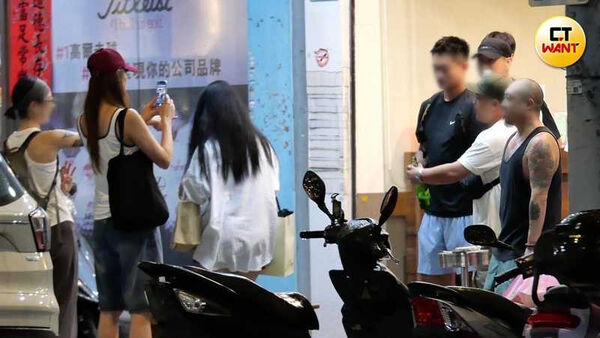 網住倪的心1／倪雅倫雨中勾住男伴手聚餐網球聚　八年來被拍到仍是同一個