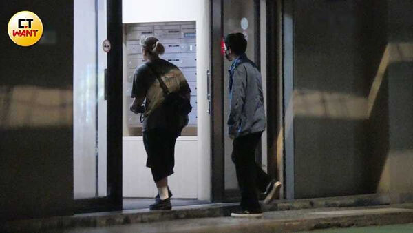 深夜開工1／相隔11年搭檔柯佳嬿　邱澤低調下班回上億豪宅新居