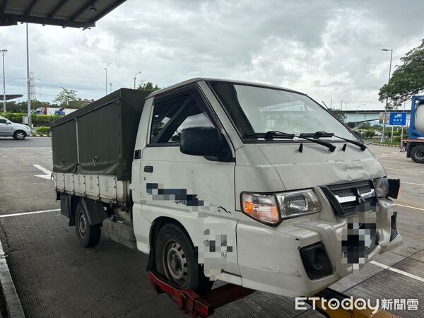 ▲國道1號南向332.6公里臺南仁德路段發生3車追撞事故，所幸無人受傷。（記者林東良翻攝，下同）