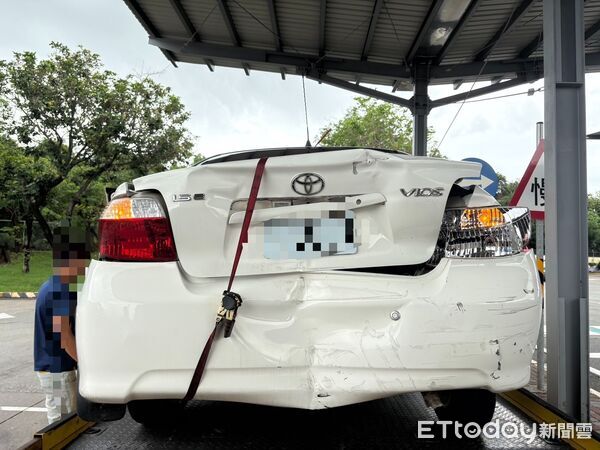 ▲國道1號南向332.6公里臺南仁德路段發生3車追撞事故，所幸無人受傷。（記者林東良翻攝，下同）