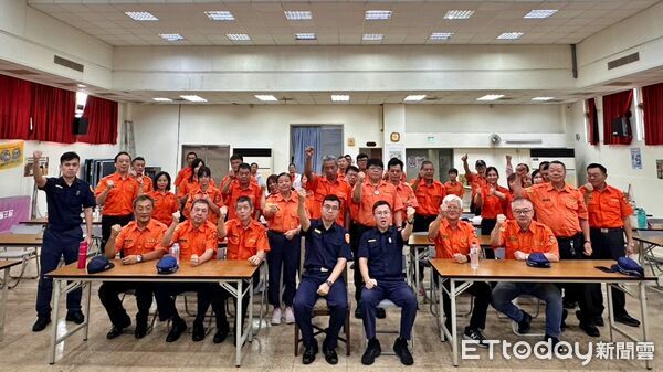 ▲護理師義交親授急救技能 瑞芳警強化民防韌性戰力。（圖／記者郭世賢翻攝）