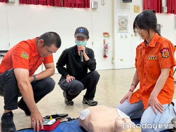 ▲護理師義交親授急救技能 瑞芳警強化民防韌性戰力。（圖／記者郭世賢翻攝）