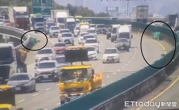 ▲國道3號南向220公里（草屯路段）今天中午發生大貨車載運貨物掉落車道案。（圖／記者高堂堯翻攝）