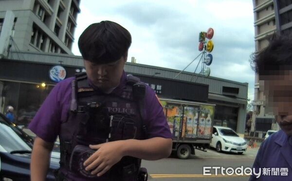 ▲員警見車手龔男神情緊張，不時四處張望遂提高警覺暗中觀察。（圖／桃園警分局提供）