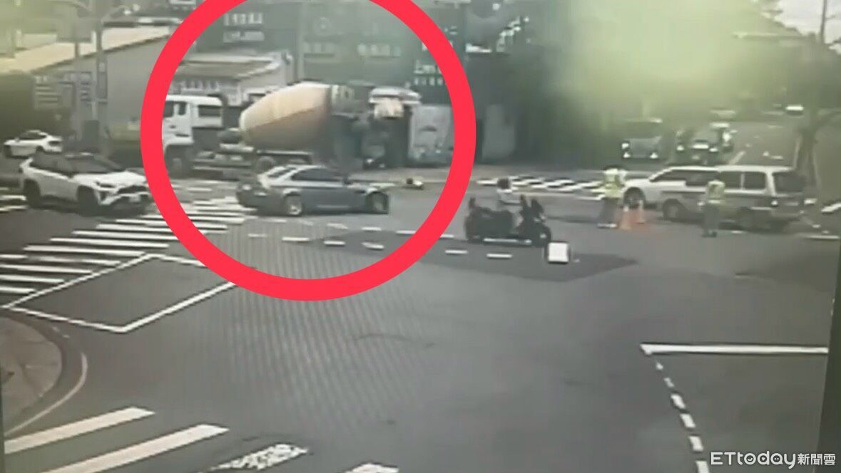 閃施工路障!台中水泥車撞電動二輪車 婦手腳骨折送醫急救 | ETtoday社會新聞 | ETtoday新聞雲