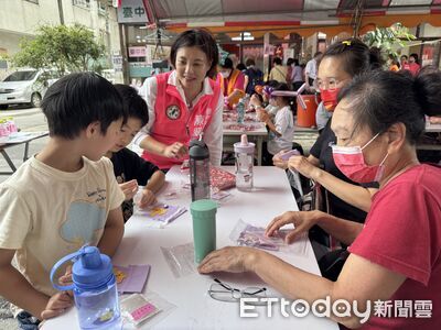 台中國光社區送2000香包　親子提前歡慶端午