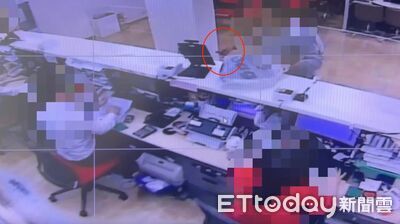 50歲慣犯淡定搶銀行畫面曝!坐大廳從容數鈔...連剪刀也是偷的