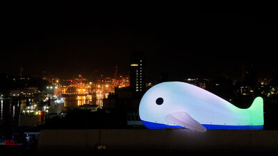 「20米鯨魚氣偶」降落基隆　展至8/16