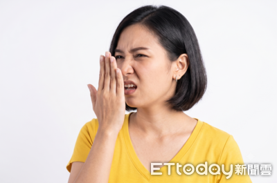 OL慘變口臭女！胃酸逆流吃藥沒用　醫揭：這3種壞習慣害的