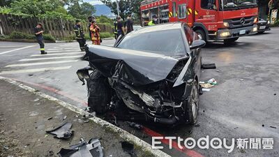 快訊／祖孫三口新店自撞　奧迪女駕駛不治、丈夫孫子送醫