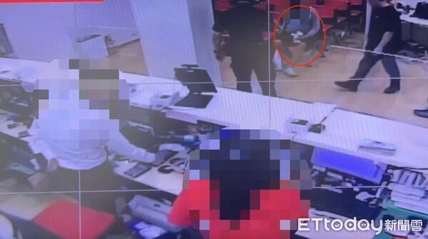 ▲▼監視器顯示王男右手持剪刀喝令櫃員「錢拿出來」，警方到場時王男坐在大廳椅子上數鈔票             。（圖／記者陳以昇翻攝）