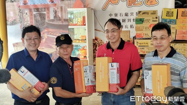 ▲石龍宮推動地方防災意識，丙午火馬年贈送偵煙型滅火設備予中寮鄉各單位。（圖／翻攝「中寮石龍宮 - 泡麵土地公」臉書粉專）