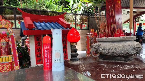 ▲石龍宮推動地方防災意識，丙午火馬年贈送偵煙型滅火設備予中寮鄉各單位。（圖／翻攝「中寮石龍宮 - 泡麵土地公」臉書粉專）