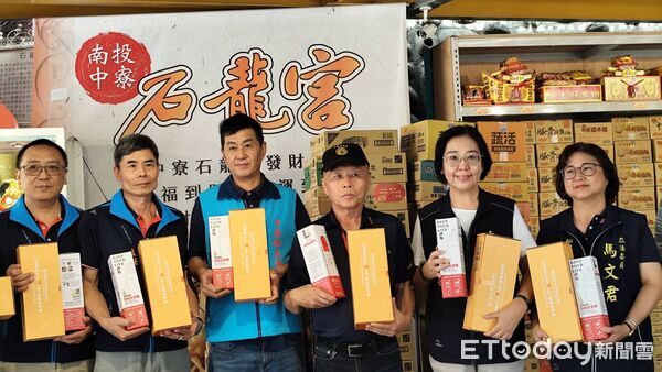 ▲石龍宮推動地方防災意識，贈送偵煙型滅火設備予中寮鄉各單位。（圖／翻攝「中寮石龍宮 - 泡麵土地公」臉書粉專，下同）