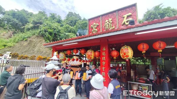 ▲石龍宮推動地方防災意識，丙午火馬年贈送偵煙型滅火設備予中寮鄉各單位。（圖／翻攝「中寮石龍宮 - 泡麵土地公」臉書粉專）