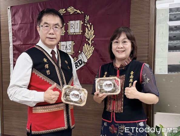 ▲台南市政府端午前夕於市政會議發送Cinavu，推動原住民族飲食文化正名。（記者林東良翻攝，下同）