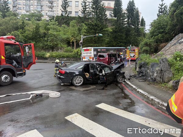 ▲▼新北市新店區自撞車禍，女駕駛亡、後座丈夫、8歲孫受傷送醫。（圖／記者陳以昇翻攝，下同）