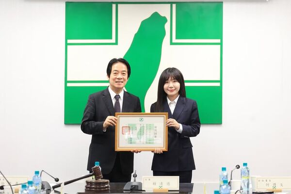 ▲▼民進黨台北市黨部主委、立委吳沛憶從黨主席賴清德手中接下當選證書。（圖／翻攝自Facebook／吳沛憶）
