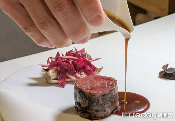 ▲FRASSI春夏菜單開箱　白魽、金目鯛與鹿肉端上桌。（圖／記者黃士原攝）