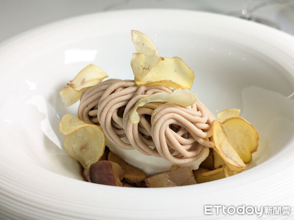 ▲FRASSI春夏菜單開箱　白魽、金目鯛與鹿肉端上桌。（圖／記者黃士原攝）
