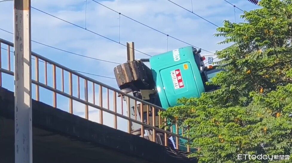 養護時間施工…台鐵怪手「側翻傾倒」驚險畫面曝!上下行列車延誤 | ETtoday社會新聞 | ETtoday新聞雲