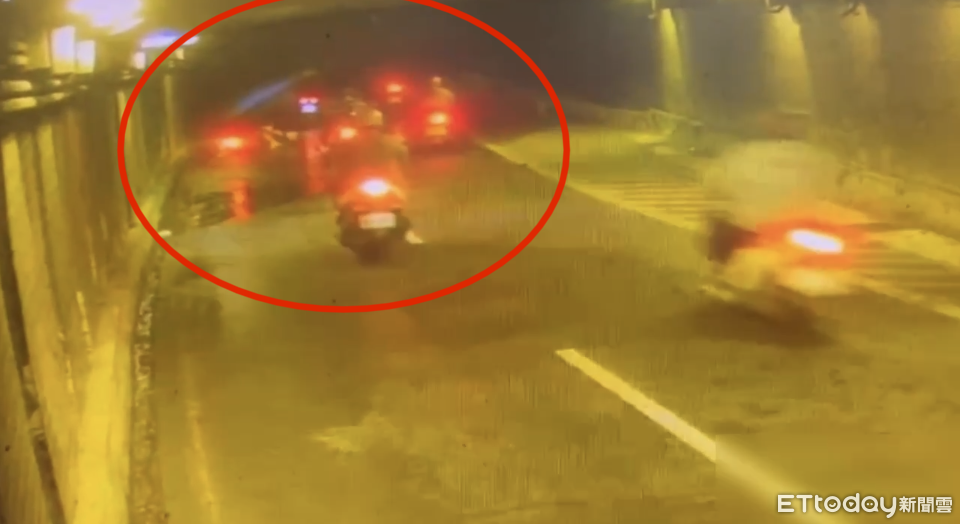 天雨路滑!高雄大中地下道5機車連環摔 5人跌地受傷畫面曝 | ETtoday社會新聞 | ETtoday新聞雲