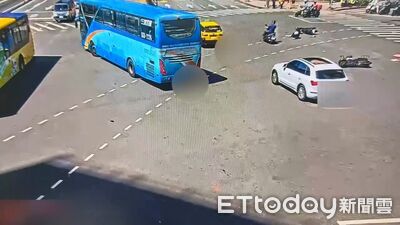 市府站基隆路口2機車追撞!2騎士人車倒地滑行...驚悚畫面曝