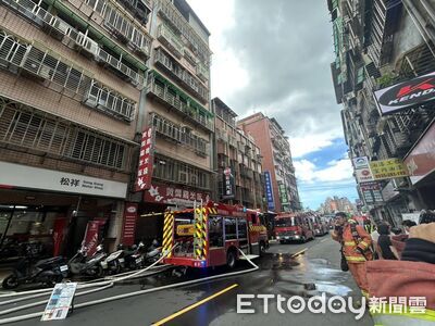 汐止大樓客廳雜物突起火！警消急衝現場灌救　住戶獲救送醫