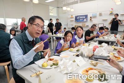 黃偉哲與學童共享台灣鯛、芒果午餐 推廣享當季食在地