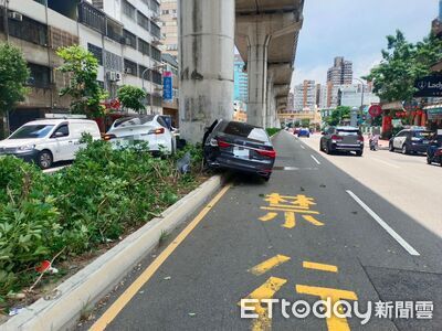 台中特斯拉對決BMW!2車失控衝上分隔島 撞上同一根橋墩