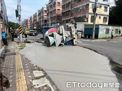 快訊/新竹混凝土預拌車翻覆「波及3機車」! 釀4人受傷