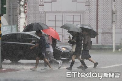 鋒面、西南風夾擊「劇烈降雨下到今晚」　高屏山區時雨量破百