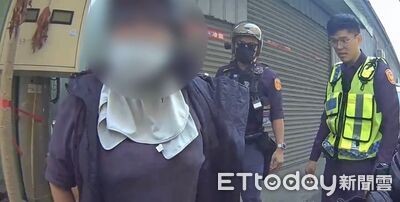高雄悍女「紅燈轉彎」拒攔查暴走　騎車撞警還踹爆警車隔板