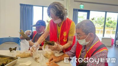 台南華山善化站20週年感恩茶會 攜手裡民包粽關懷孤老