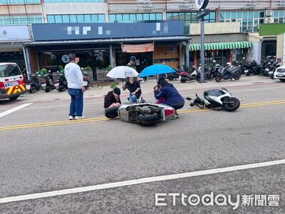 金門環島北路2機車碰撞倒路中...3人送醫　路人伸援手幫撐傘
