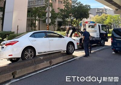 駕駛上班恍神!自小客「咚一下」騎上分隔島 後方秒變停車場