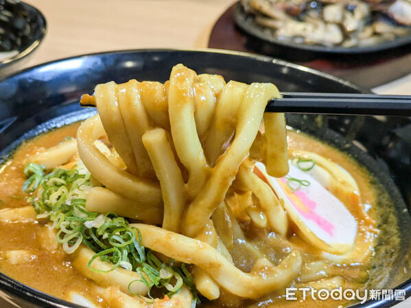 ▲「資先生」台灣首店開幕祭優惠　點烏龍麵送牛蒡天婦羅、滿額送兌換券。（圖／記者黃士原攝）