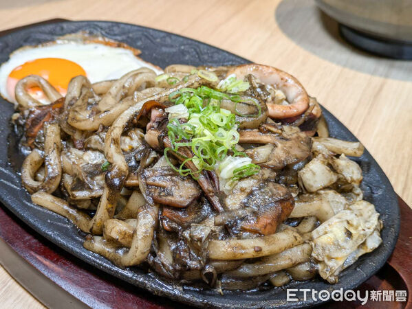 ▲「資先生」台灣首店開幕祭優惠　點烏龍麵送牛蒡天婦羅、滿額送兌換券。（圖／記者黃士原攝）