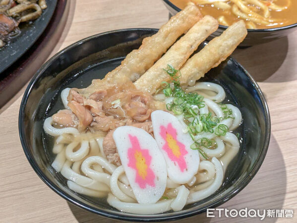 ▲「資先生」台灣首店開幕祭優惠　點烏龍麵送牛蒡天婦羅、滿額送兌換券。（圖／記者黃士原攝）